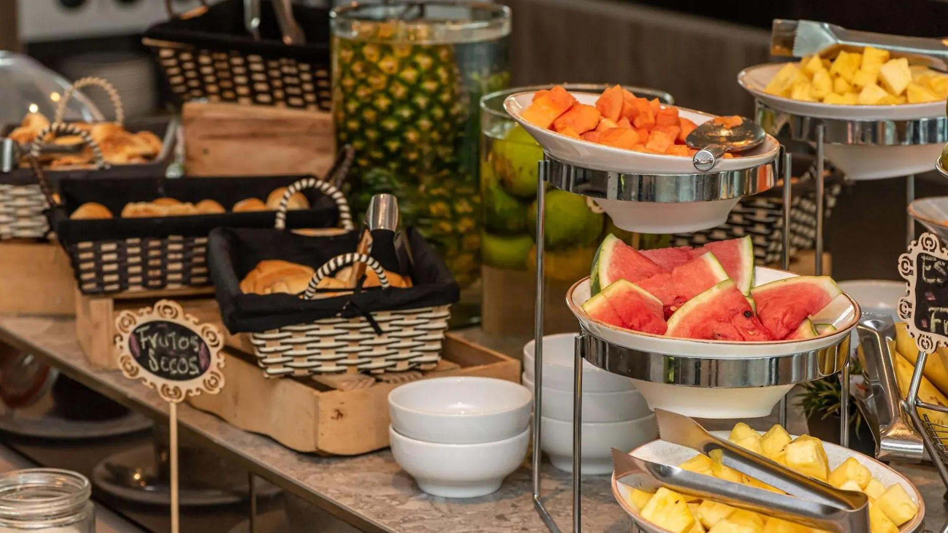 Hampton By Hilton Cartagena Hotel